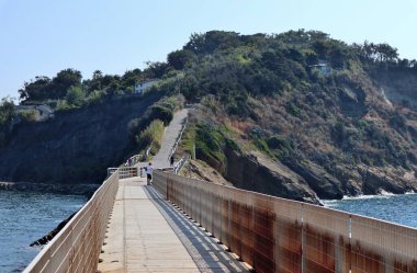 Procida, Campania, İtalya - 1 Ekim 2021: Vivara Adası 'ndan Genito Körfezi üzerindeki köprünün görüntüsü