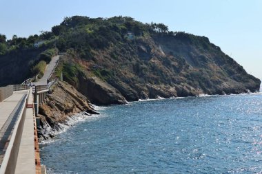 Procida, Campania, İtalya - 1 Ekim 2021: Vivara Adası 'ndan Genito Körfezi üzerindeki köprünün görüntüsü