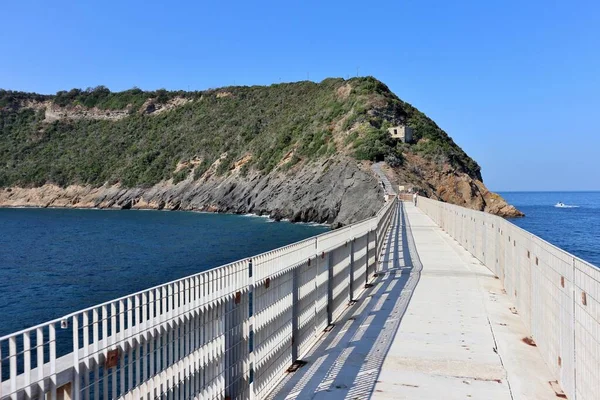 Procida, Campania, İtalya - 1 Ekim 2021 Genito Körfezi 'nin Glimpse' si ve Vivara Adası erişim yolundan