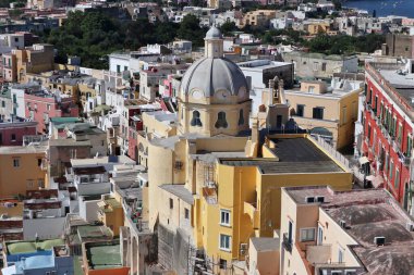 Procida, Campania, İtalya - 1 Ekim 2021: Procida - Terra Murata Bourbon hapishanesinden Corricella köyünün panoraması
