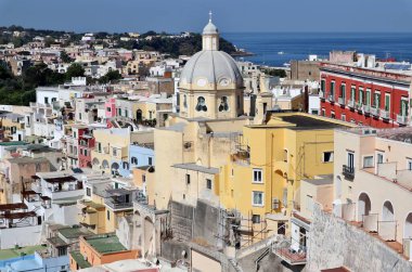 Procida, Campania, İtalya - 1 Ekim 2021: Procida - Terra Murata Bourbon hapishanesinden Corricella köyünün panoraması