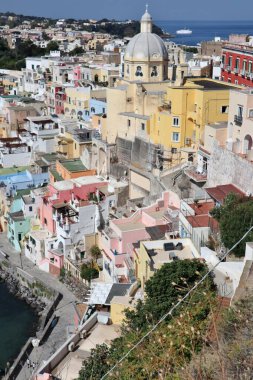 Procida, Campania, İtalya - 1 Ekim 2021: Procida - Terra Murata Bourbon hapishanesinden Corricella köyünün panoraması