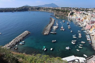 Procida, Campania, İtalya - 1 Ekim 2021: Procida - Ortaçağ Terra Murata köyünden Marina di Corricella Panoraması