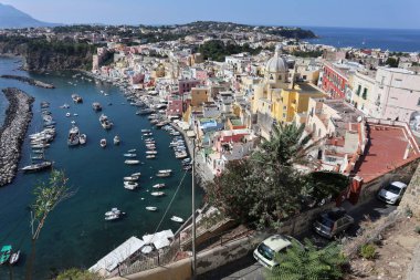 Procida, Campania, İtalya - 1 Ekim 2021: Procida - Terra Murata Bourbon hapishanesinden Corricella köyünün panoraması