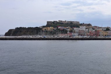 Procida, Campania, İtalya - 2 Ekim 2021: Marina Grande limanı ve Terra Murata köyünün feribottan panoramik manzarası
