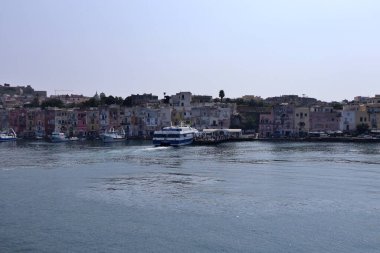 Procida, Campania, İtalya - 30 Eylül 2021: Marina Grande limanının feribottan dalgalanan suları