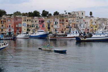 Procida, Campania, İtalya - 2 Ekim 2021: İskeleden Marina Grande limanının görüntüsü