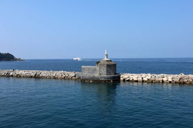 Procida, Campania, İtalya - 30 Eylül 2021: Marina Grande limanının dalgakıranındaki Madonna heykeli