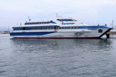 Procida, Campania, İtalya - 2 Ekim 2021: Marina Grande limanındaki yanaşma safhasında Caremar hidrofolyo