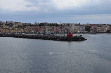 Procida, Campania, İtalya - 2 Ekim 2021: Giden feribottan Marina Grande limanının panoraması