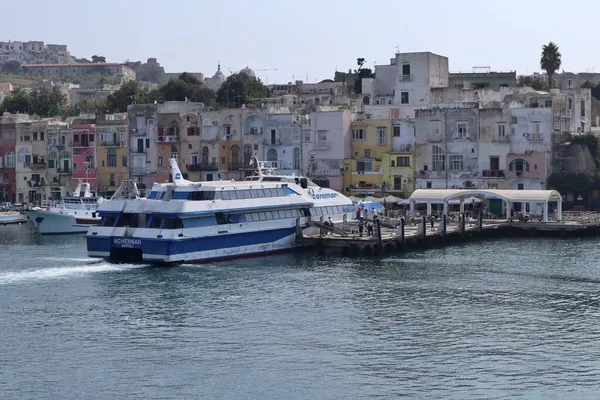 Procida Kampanien Italien September 2021 Caremar Hydrofoil Dockningsfasen Hamnen Marina — Stockfoto