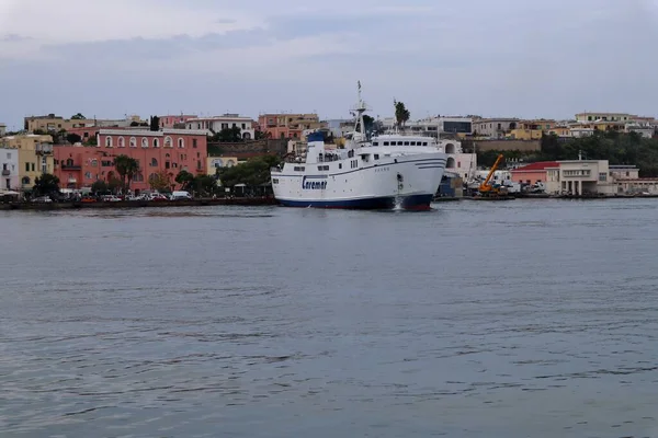 Procida Campania Italia Octubre 2021 Transbordador Caremar Atracando Puerto Marina —  Fotos de Stock