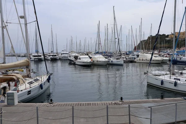 イタリアのカンパニア州プロキダ 2021年10月2日 桟橋からマリーナ グランデ港に係留された帆船 — ストック写真