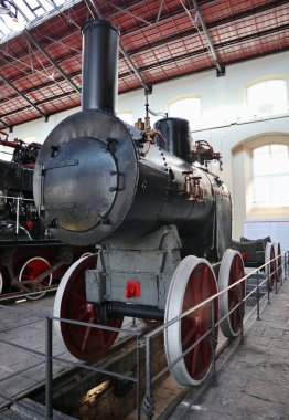 Portici, Campania, İtalya - 27 Ağustos 2021: Pietrarsa Ulusal Demiryolu Müzesi 'nin A Pavyonu' nda buharlı lokomotifler sergileniyor