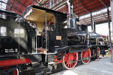 Portici, Campania, İtalya - 27 Ağustos 2021: Pietrarsa Ulusal Demiryolu Müzesi 'nin A Pavyonu' nda buharlı lokomotifler sergileniyor