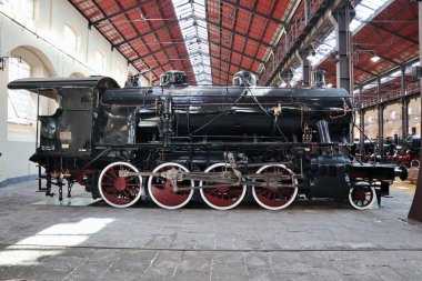 Portici, Campania, İtalya - 27 Ağustos 2021: Pietrarsa Ulusal Demiryolu Müzesi 'nin A Pavyonu' nda buharlı lokomotifler sergileniyor