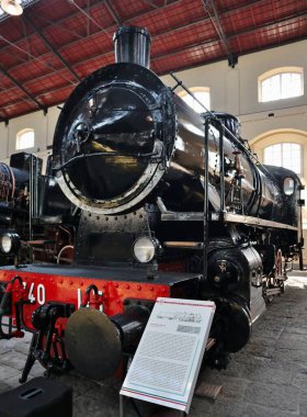 Portici, Campania, İtalya - 27 Ağustos 2021: Pietrarsa Ulusal Demiryolu Müzesi 'nin A Pavyonu' nda buharlı lokomotifler sergileniyor