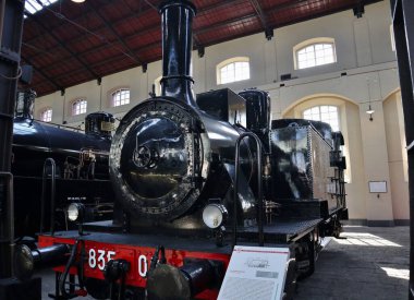 Portici, Campania, İtalya - 27 Ağustos 2021: Pietrarsa Ulusal Demiryolu Müzesi 'nin A Pavyonu' nda buharlı lokomotifler sergileniyor