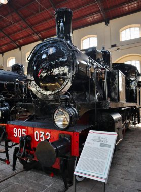 Portici, Campania, İtalya - 27 Ağustos 2021: Pietrarsa Ulusal Demiryolu Müzesi 'nin A Pavyonu' nda buharlı lokomotifler sergileniyor