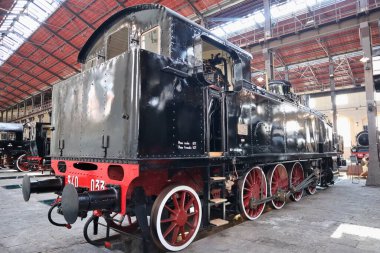 Portici, Campania, İtalya - 27 Ağustos 2021: Pietrarsa Ulusal Demiryolu Müzesi 'nin A Pavyonu' nda buharlı lokomotifler sergileniyor