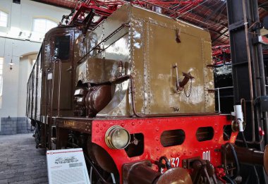 Portici, Campania, İtalya - 27 Ağustos 2021: Pietrarsa Ulusal Demiryolu Müzesi 'nin A Pavyonu' nda elektrik lokomotifi sergileniyor