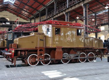 Portici, Campania, İtalya - 27 Ağustos 2021: Pietrarsa Ulusal Demiryolu Müzesi 'nin A Pavyonu' nda elektrik lokomotifi sergileniyor