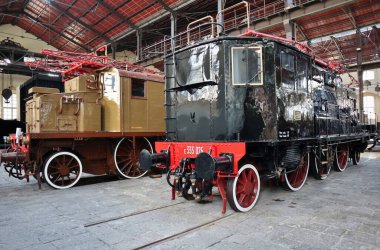 Portici, Campania, İtalya - 27 Ağustos 2021: Pietrarsa Ulusal Demiryolu Müzesi 'nin A Pavyonu' nda elektrik lokomotifi sergileniyor