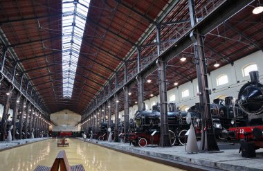 Portici, Campania, İtalya - 27 Ağustos 2021: Buhar lokomotifleri ve bazı elektrikli lokomotiflerin sergilendiği Ulusal Pietrarsa Demiryolu Müzesi 'nin A Pavyonu