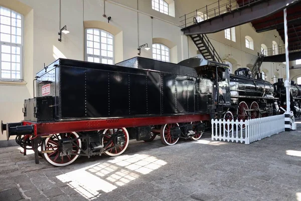 イタリア カンパニア州ポルティキ2021年8月27日 ピエトラルサ国立鉄道博物館A館に蒸気機関車を展示 — ストック写真