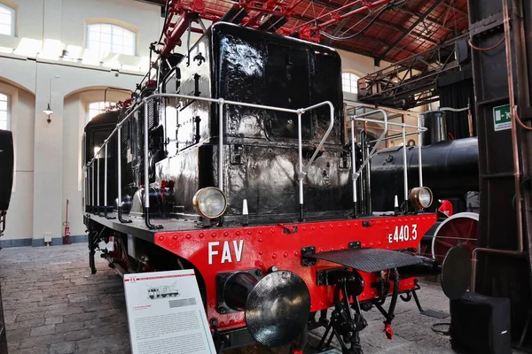 イタリア カンパニア州ポルティキ2021年8月27日 ピエトラルサ国立鉄道博物館A館に展示されている電気機関車 — ストック写真