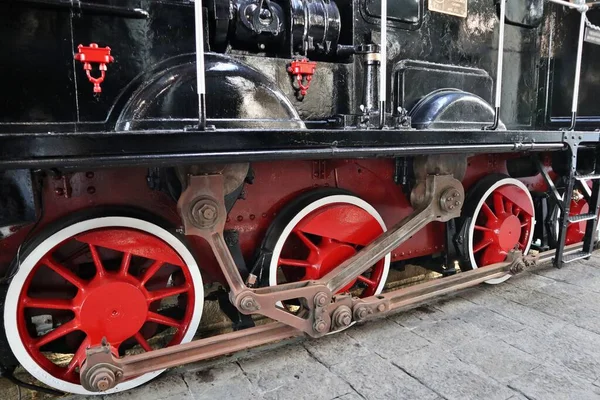 イタリア カンパニア州ポルティキ2021年8月27日 ピエトラルサ国立鉄道博物館A館に展示されている電気機関車 — ストック写真
