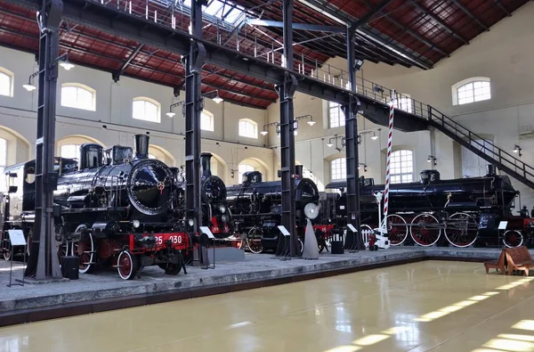 イタリア カンパニア州ポルティキ2021年8月27日 ピエトラルサ国立鉄道博物館A館に蒸気機関車を展示 — ストック写真