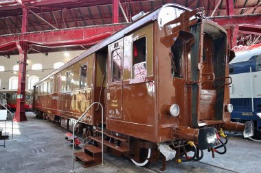 Portici, Campania, İtalya - 27 Ağustos 2021: Varesina Eaiz elektromotifi 1932 yılında Pietrarsa Ulusal Demiryolu Müzesi B Pavyonu 'nda sergilendi