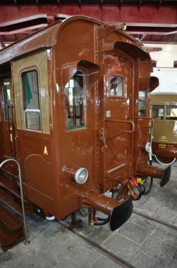 Portici, Campania, İtalya - 27 Ağustos 2021: Varesina Eaiz elektromotifi 1932 yılında Pietrarsa Ulusal Demiryolu Müzesi B Pavyonu 'nda sergilendi