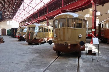 Portici, Campania, İtalya - 27 Ağustos 2021: Littorina olarak da bilinen dizel tren, Pietrarsa Ulusal Demiryolu Müzesi 'nde sergileniyor