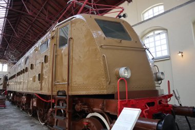 Portici, Campania, İtalya - 27 Ağustos 2021: Pietrarsa Ulusal Demiryolu Müzesi 'nde elektrikli lokomotif sergileniyor