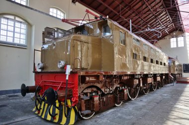 Portici, Campania, İtalya - 27 Ağustos 2021: Pietrarsa Ulusal Demiryolu Müzesi 'nde elektrikli lokomotif sergileniyor