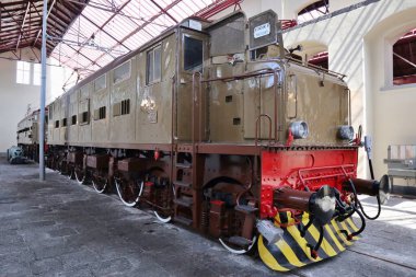 Portici, Campania, İtalya - 27 Ağustos 2021: Pietrarsa Ulusal Demiryolu Müzesi 'nde elektrikli lokomotif sergileniyor
