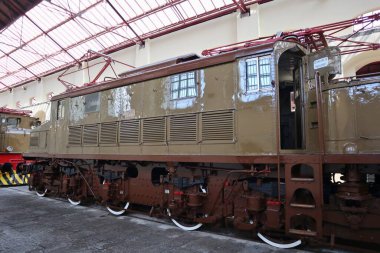 Portici, Campania, İtalya - 27 Ağustos 2021: Pietrarsa Ulusal Demiryolu Müzesi 'nde elektrikli lokomotif sergileniyor