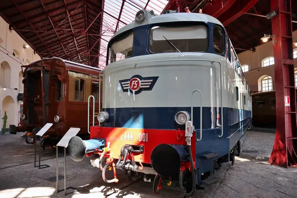 イタリア カンパニア州ポルティキ2021年8月27日 ピエトラルサ国立鉄道博物館に展示されている電気機関車 — ストック写真