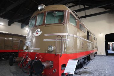 Portici, Campania, İtalya - 27 Ağustos 2021: Pietrarsa Ulusal Demiryolu Müzesi 'nde petrol lokomotifi sergileniyor