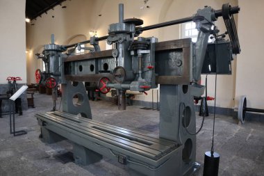 Portici, Campania, İtalya - 27 Ağustos 2021: Pietrarsa Ulusal Demiryolu Müzesi 'nin F Pavyonu' nda sanayi makineleri sergileniyor