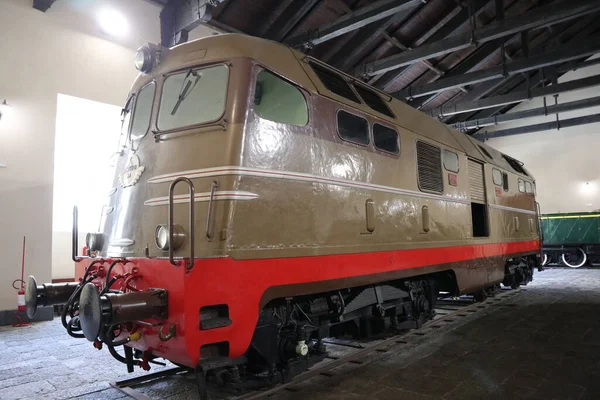 イタリア カンパニア州ポルティキ2021年8月27日 ピエトラルサ国立鉄道博物館に展示されている石油機関車 — ストック写真