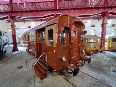 Portici, Campania, İtalya - 27 Ağustos 2021: Varesina Eaiz elektromotifi 1932 yılında Pietrarsa Ulusal Demiryolu Müzesi B Pavyonu 'nda sergilendi