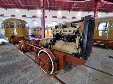Portici, Campania, İtalya - 27 Ağustos 2021: Pietrarsa Ulusal Demiryolu Müzesi 'nde sergilenen bir littorinanın yağ motoru