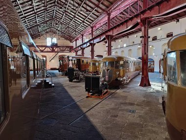 Portici, Campania, İtalya - 27 Ağustos 2021: Littorina olarak da bilinen dizel tren, Pietrarsa Ulusal Demiryolu Müzesi 'nde sergileniyor