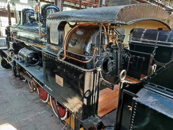 イタリア カンパニア州ポルティキ2021年8月27日 ピエトラルサ国立鉄道博物館A館に展示されている蒸気機関車の制御キャビン — ストック写真