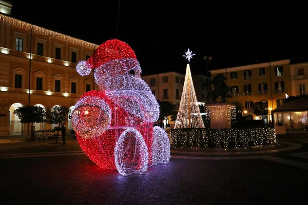 Campobasso, Molise, İtalya - 21 Aralık 2021: Piazza Vittorio Emanuele II 'de Noel Aydınlatmaları