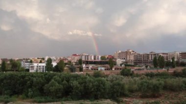 Benevento, Campania, İtalya - 21 Ağustos 2021: Günbatımında Via Lungocalore Manfredi di di Svevia 'nın nehir kenarından gökkuşağı ile şehir hakkındaki hızlandırılmış film