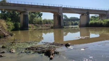 Benevento, Campania, İtalya - 22 Ağustos 2021: Via Lungocalore di Svevia 'daki setlerin ormansızlaştırılması ve temizlenmesi sırasında Calore Nehri' nin genel görünümü